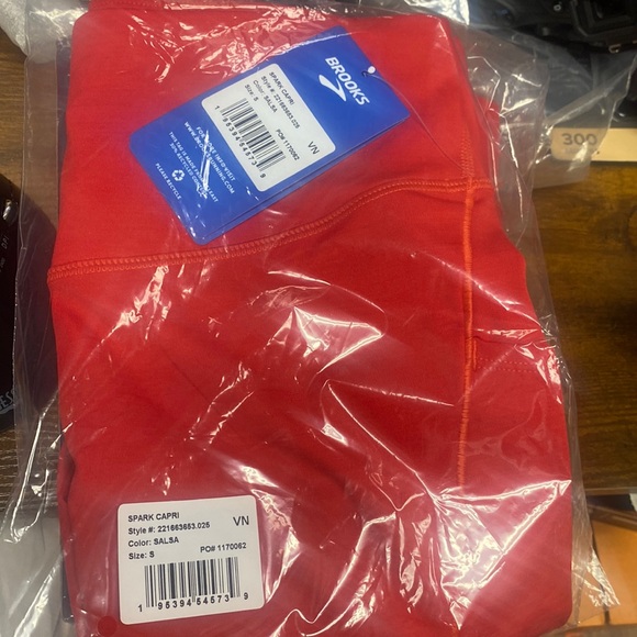 Brooks Spark Capri - Women's salsa red - Picture 2 of 4